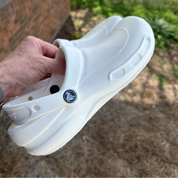 CROCS 🐊 Men’s size 6 Women’s size 8 Bright  White Slip On Shoes - Picture 12 of 16